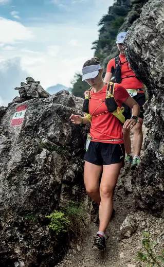  ?? (Saragossa) ?? Su e giù per i monti Due atleti impegnati sui sentieri della «Lavaredo Ultra Trail»