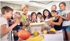  ?? RP-FOTO: RALPH MATZERATH ?? Künstlerin Angel Richter (m.) leitete die Kinder an und ist ganz begeistert von deren Kreativitä­t.