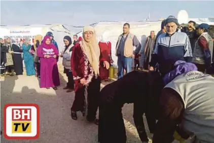  ??  ?? Golongan ibu keluarga pelarian menerima agihan minyak tanah Palestin di Kem Enma dekat Akkar di utara Lubnan, kelmarin. daripada sukarelawa­n Aman