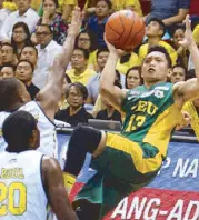  ?? JOVEN CAGANDE ?? Mike Tolomia of FEU steps back for a jumper against Karim Abdul and Sheak Sheriff of UST.
