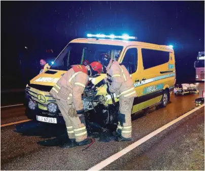  ?? FOTO: ELISABETH GROSVOLD ?? FRONT MOT FRONT: Seks personer ble sendt til Arendal sykehus etter en frontkolli­sjon mellom en ambulanse og en personbil på E18 ved Haslestad søndag kveld.