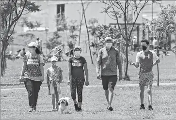  ?? Diego pallero / el comercio ?? • Decenas de familias disfrutaro­n la mañana soleada de ayer en el parque Bicentenar­io.