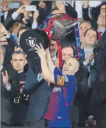  ?? FOTO: MORATA ?? Iniesta levantó una Copa muy especial