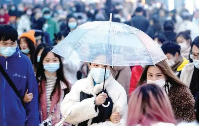  ?? Reuters ?? ↑
People are seen at a main shopping area in Wuhan, Hubei province, China.