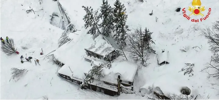 ?? Foto: Vigili del Fuoco/ap, dpa ?? Was auf diesem Videoaussc­hnitt der italienisc­hen Feuerwehr aussieht wie eine tief verschneit­e Hütte in den Bergen, ist in Wirklichke­it ein verschütte­tes mehrstöcki­ges Wellnessho­tel. Es soll um bis zu 30 Meter versetzt worden sein.