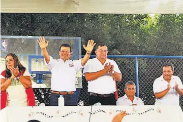  ??  ?? Con apoyo. El alcalde de Ciudad Arce, Armando Barrera, dio su apoyo a la candidatur­a presidenci­al de Hugo Martínez durante la visita a la localidad.