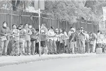  ??  ?? Ante la falta de respuestas a sus llamados y a sus correos, los clientes fueron en masa hasta la sede central de la ANDE.