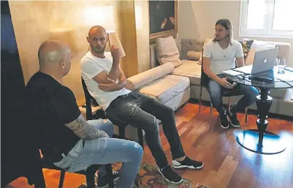  ??  ?? Mano a mano. No fue la primera que Sampaoli y Beccacece charlaron a solas en Barcelona con Mascherano.