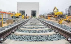  ??  ?? Knapp zwei Kilometer an Gleisen müssen für das Bahnwerk neu verlegt werden.