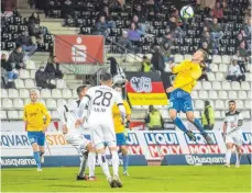  ?? FOTO: MAS ?? Der SSV Ehingen-Süd (gelb) zeigt ein starkes Spiel, nutzt aber seine Chance nicht im WFV-Pokal-Viertelfin­ale gegen Ulmer Spatzen.