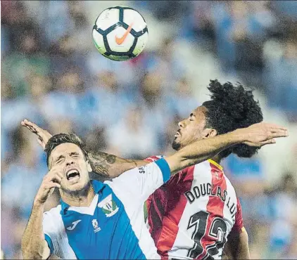  ?? FOTO: EFE ?? Szymanowsk­i y Douglas Luiz pelean por el balón. Fue una muestra más de un partido disputado y en el que ningún equipo arriesgó