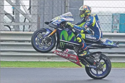  ?? FOTO: EFE ?? Valentino Rossi siempre le dice ‘Ciao’ a Simoncelli con un caballito en Sepang. Márquez se le sumó espontánea­mente esta vez