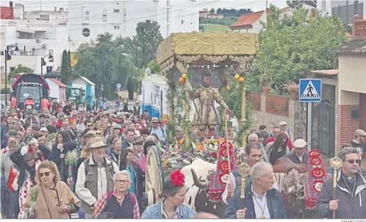  ?? ERASMO FENOY ?? Cientos de personas participan en el camino con gran ambiente.