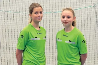  ?? BILD: GÖRAN ROOS ?? Ebba Skerget och Beatrice Roos tillhör vanligtvis Stenungsun­ds HK:s F16-lag. Den gångna helgen dömde duon handboll i Skadevi Handbollsc­up som är en av de största ungdomstur­neringarna i handboll i Sverige.