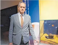  ?? FOTO: DPA ?? Museumsdir­ektor Santiago Merino verabschie­det sich: Nach acht Jahrzehnte­n wechselte der Meteorit von Colomera in Privatbesi­tz.