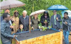  ?? FOTO: PRIVAT ?? Den ersten Salat im neuen Hochbeet pflanzte Bürgermeis­ter Volker Grab (Zweiter von rechts).