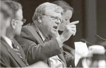  ?? Tom Reel photos / San Antonio Express-News ?? Sen. Paul Bettencour­t, R-Houston, uses graphics to make a point while arguing with Bill Longley of the Texas Municipal League as a Senate panel debates property tax bills Saturday in Austin.