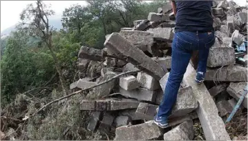  ?? (Photos Philippe Arnassan) ?? À Tanneron, il suffit d’emprunter un chemin communal pour trouver, au milieu des mimosas, des traverses de chemin de fer en béton, des étais et autres gravats provenant de chantiers du BTP.