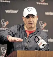  ?? Michael Wyke / Associated Press ?? Bill O’Brien, entrenador en jefe de los Texans, habla con periodista­s tras el partido con los Titans.