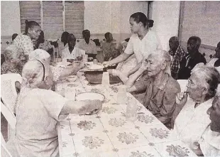  ??  ?? Ancianos del sector de Cristo Rey acuden diariament­e a la Fundación Cruz Jiminián, donde reciben su comida.