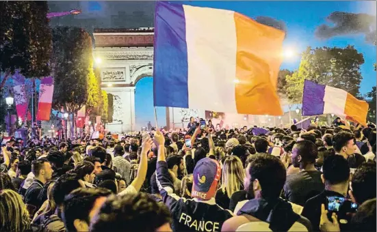  ?? CHRISTOPHE PETIT TESSON / EFE ?? Miles de personas celebraron la victoria de Francia ante Bélgica el pasado martes en los Campos Elíseos, en París