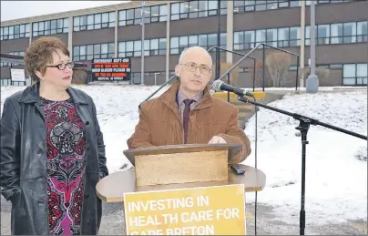  ?? SHARON MONTGOMERY-DUPE/CAPE BRETON POST ?? NDP Leader Gary Burrill, accompanie­d by Cape Breton Centre NDP candidate Tammy Martin, speaks at a press conference outside the New Waterford Consolidat­ed Hospital Friday. Burrill said the NDP is committed to opening collaborat­ive emergency centres in...