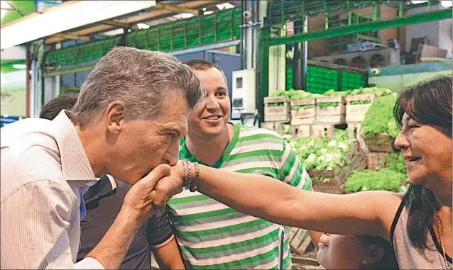  ?? PRESIDENCI­A ?? SEDUCCION. El Presidente, esta semana, en una recorrida en el Mercado Central. Su estrategia 2018 es intentar mostrar gestión y lograr que la política “no haga olas”.