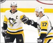  ?? BILLY HURST — THE ASSOCIATED PRESS ?? Pittsburgh’s Sidney Crosby, left, scored career goals 400 and 401 during the Penguins’ 4-1 road win over the Blues.