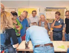  ?? SZ-FOTO: PAKL ?? Die Arbeitsgru­ppe für die Landentwic­klung in Donauriede­n beschäftig­t sich mit dem Wegenetz.