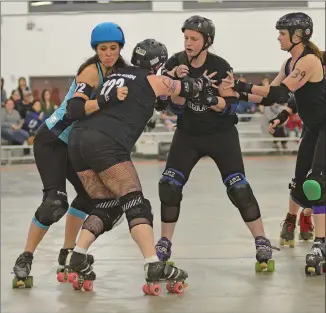  ?? STEVEN MAH/SOUTHWEST BOOSTER ?? Redneck Betties Jammer Pixelated (left) tried to fight her way past three Midwest Mavericks during a 236-209 win Saturday.