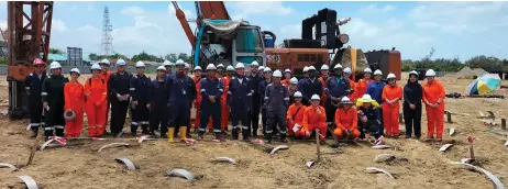  ?? ?? Curtin’s students and officials pose for a group photo with the site engineers and inspectors of works during the field trip.