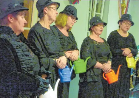  ?? FOTO: JOSEF SCHNEIDER ?? Der Frauentref­f Eggenrot hat beim Frauenfasc­hing im Dorfhaus mit einem super Programm geglänzt. Als Klageweibe­r (von links): Maria Hofmann, Hanne Herschlein, Petra Mayer, Hedwig Oesterle und Birgit Marka.