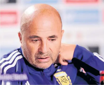  ?? MARCELO CARROLL ENVIADO ESPECIAL ?? Serio. Sampaoli habló por la mañana. A esa hora había confirmado a Messi.