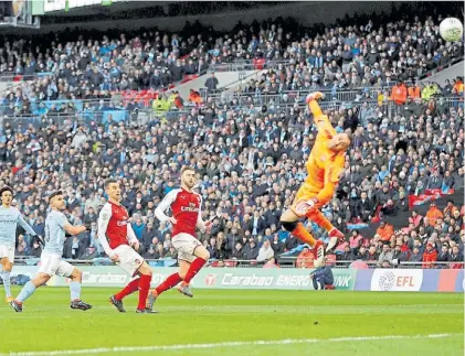  ?? REUTER ?? Gol de crack. Vuela Ospina para la foto y Agüero empieza a celebrar el primero del City campeón.