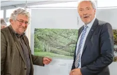  ??  ?? Bezirkshei­matpfleger Peter Fassl (links) und Landrat Hans Joachim Weirather eröff neten die Fotoausste­llung im Landratsam­t Mindelheim.