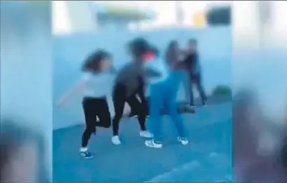  ?? MEDIASET ?? Captura de vídeo de la agresión con las caras difuminada­s de los menores