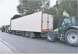  ?? ?? Tractores bloquean a un camión de un supermerca­do.