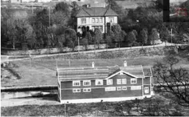  ?? FOTO: UKJENT ?? ALENE VED ELVENS BREDD: Slik så Bergen Roklubb sitt båthus ut i 1920, der det lå alene ved utløpet av Møllendals­elven.