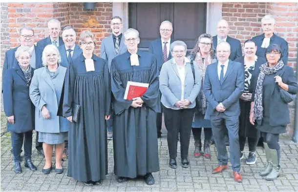  ?? FOTO: SCHEFFLER ?? Britta Bongartz, hier an der Seite von Superinten­dent Thomas Brödenfeld, ist nun offiziell Pfarrerin der Evangelisc­hen Kirchengem­einde Drevenack.