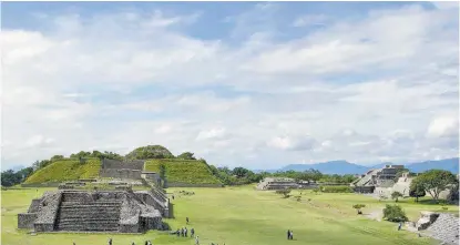  ??  ?? Aunque no ha sido cerrada, la zona de Monte Albán también se encuentra dañada.