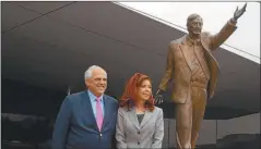  ??  ?? UNASUR. Con Cristina Kirchner, bajo la estatua de Néstor.