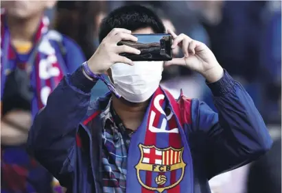  ?? Foto: dpa ?? Ein Barcelona-Fan trägt einen Mundschutz bei der Partie Barςa – San Sebastián.