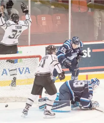  ??  ?? Un des deux buts de Yavok Trenin, des Olympiques, contre le gardien des Saguenéens Xavier Potvin (nº 39) au cours de la première période.