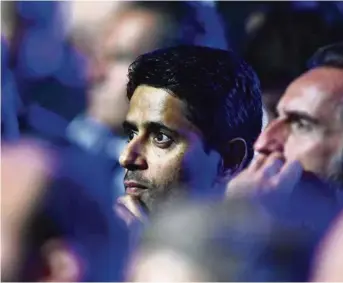  ?? (MUSTAFA YALCIN/ANADOLU AGENCY/GETTY IMAGES) ?? Nasser al-Khelaïfi, au centre, est devenu un acteur incontourn­able du monde du sport. Notamment grâce aux transferts, l’été dernier, du Brésilien Neymar et du Français Kylian Mbappé.