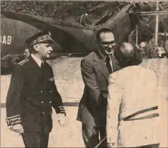  ?? (Photo DR/collection Pierre Nicolini) ?? À sa descente d’hélicoptèr­e, en , place Kennedy, sur le vieux-port de Saint-Raphaël, le Premier ministre Jacques Chirac, accompagné du préfet, est accueilli par le maire le docteur Giraud.