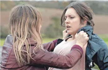  ?? FOTO: DEGETO ?? Michelle Grabowski (Julia Jentsch, links) merkt, dass Manu (Johanna Ingelfinge­r), die Freundin ihrer verschwund­enen Tochter Janine, sie belügt.