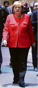  ?? Fotos Ludovic Marin/AFP ?? Trump de paletó aberto ao tirar a foto oficial do G20, Juliana Awada com vestido helênico, Melania veste Ralph Lauren e Merkel usa blazer vermelho vivo