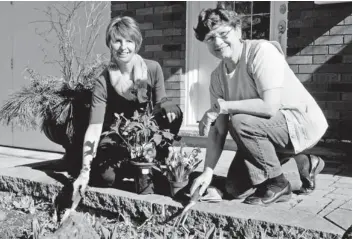  ?? [WILL SLOAN / THE OBSERVER] ?? Elmira Horticultu­ral Society members Barb Finn and Irene Dickau will lead the Junior Garden Club.