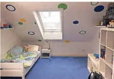  ??  ?? So sah das Kinderzimm­er von Max früher aus – mit blauen Kringeln an den Wänden und gelben Vorhängen.