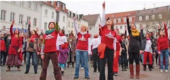  ?? FOTO: SADIJA KAVGIC ?? Sie wollten ein Zeichen setzen – gegen Gewalt an Frauen: Schon am 14. Februar dieses Jahres trafen sich hunderte Frauen (und einige wenige Männer) in Saarbrücke­n zur Tanz-Aktion „One Billion Rising“auf dem St. Johanner Markt.